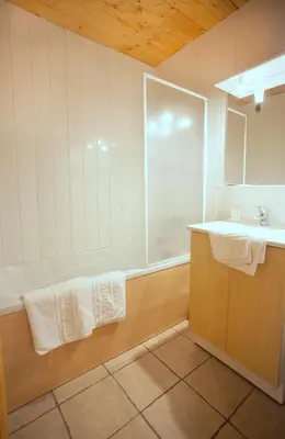 Salle de bains dans l'établissement Chalet L’Etagne