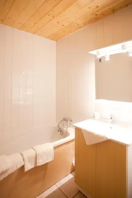 Salle de bains dans l'établissement Chalet L’Etagne