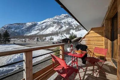 Vue générale sur la montagne ou vue sur la montagne depuis l'appartement