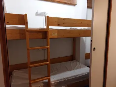 Un ou plusieurs lits superposés dans un hébergement de l'établissement Duplex skis aux pieds, 8-10 pers, avec wifi et animaux acceptés - FR-1-411-109