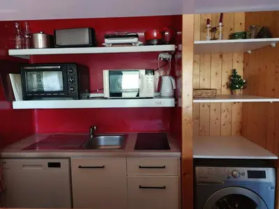 Cuisine ou kitchenette dans l'établissement Duplex skis aux pieds, 8-10 pers, avec wifi et animaux acceptés - FR-1-411-109