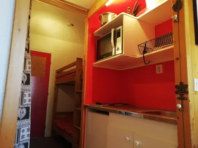 Cuisine ou kitchenette dans l'établissement Studio ski Arc 1800 pour 3 pers, animaux admis, wifi - FR-1-411-124