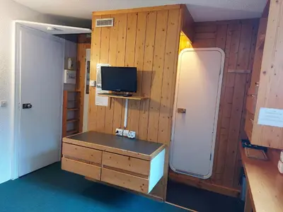 Télévision ou salle de divertissement dans l'établissement Studio confortable pour 2 avec Wifi et animaux admis, Arcs 1800 - FR-1-411-136
