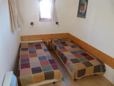 Un ou plusieurs lits dans un hébergement de l'établissement Appartement 2 pièces pour 6, Arc 1800, proche pistes, animaux admis - FR-1-411-148