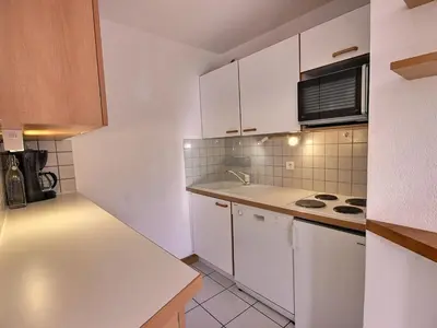 Cuisine ou kitchenette dans l'établissement Appartement 3 pièces à Vallandry, terrasse sud-ouest, animaux acceptés - FR-1-411-166