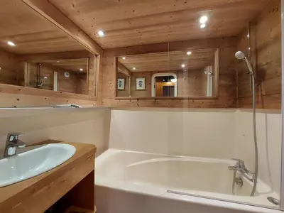 Salle de bains dans l'établissement Appartement 2 pièces 6 pers, animaux admis, balcon sud-ouest, proche pistes - FR-1-411-207