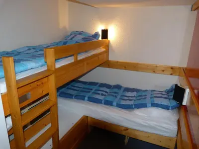 Un ou plusieurs lits dans un hébergement de l'établissement Duplex cosy ski-in/ski-out aux Arcs 1800 avec WIFI et animaux acceptés - FR-1-411-310