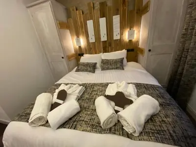 Un ou plusieurs lits dans un hébergement de l'établissement ARC 1950 - APPT 2 CHAMBRES/ 1 COIN NUIT LUXUEUX- SKI AUX PIEDS