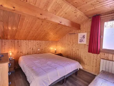 Un ou plusieurs lits dans un hébergement de l'établissement Chalet 5 pièces Vallandry, 12 pers, animaux admis, parking, WiFi - FR-1-411-545