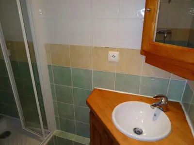 Salle de bains dans l'établissement Studio rénové Arc 1800, proche pistes, animaux acceptés - FR-1-411-94