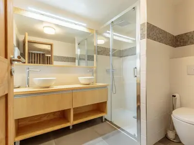 Salle de bains dans l'établissement Appartement moderne 3 chambres aux Arcs 1800 - FR-1-352-54