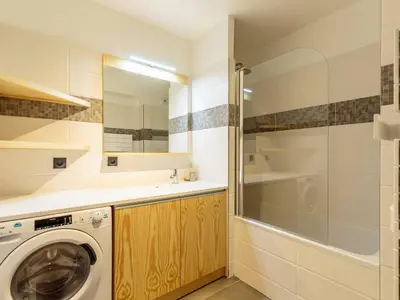 Salle de bains dans l'établissement Appartement moderne 3 chambres aux Arcs 1800 - FR-1-352-54