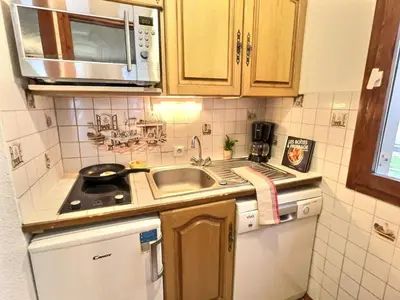 Cuisine ou kitchenette dans l'établissement Charmant 2 pièces à Val d'Isère, 6 personnes, parking inclus - FR-1-411-20