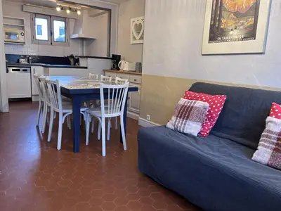 Cuisine ou kitchenette dans l'établissement Emplacement idéal - Rez-de-chaussée spacieux 7 pers, animaux admis - FR-1-464-154