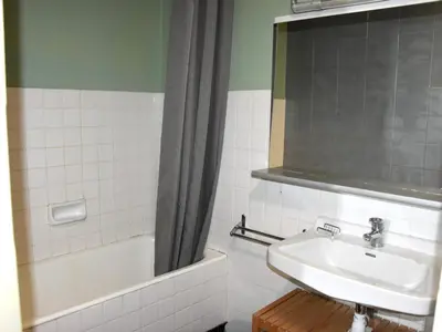 Salle de bains dans l'établissement Emplacement idéal - Rez-de-chaussée spacieux 7 pers, animaux admis - FR-1-464-154