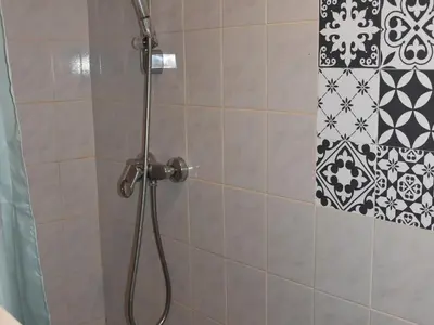 Salle de bains dans l'établissement Emplacement idéal - Rez-de-chaussée spacieux 7 pers, animaux admis - FR-1-464-154