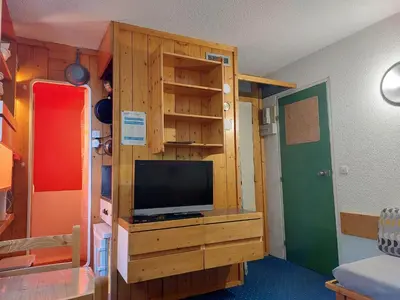 Télévision ou salle de divertissement dans l'établissement Studio 2 personnes, animaux admis, wifi inclus, proche pistes, Arc 1800 - FR-1-411-270