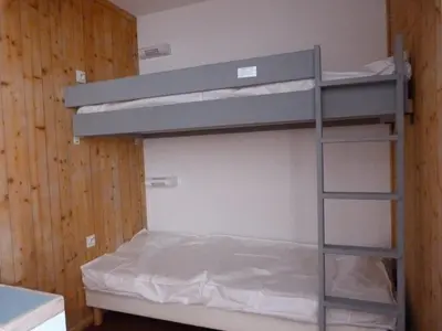 Un ou plusieurs lits dans un hébergement de l'établissement Arc 1800: Appartement 2 pièces, 6 pers., Wifi, animaux admis - FR-1-411-507