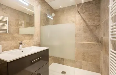Salle de bains dans l'établissement CHALET ALOUETTE Authentique et confortable Proche commerces et Pistes