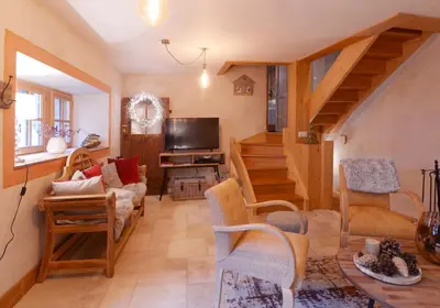 Coin salon dans l'établissement CHALET ALOUETTE Authentique et confortable Proche commerces et Pistes