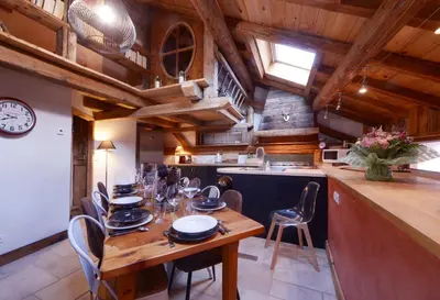 Coin salon dans l'établissement CHALET ALOUETTE Authentique et confortable Proche commerces et Pistes