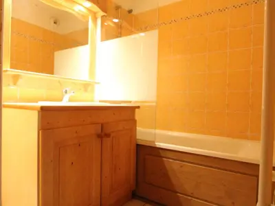 Salle de bains dans l'établissement Appartement spacieux 6 pers. avec balcon et parking au pied des pistes - FR-1-508-104