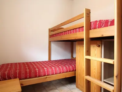 Un ou plusieurs lits superposés dans un hébergement de l'établissement Appartement spacieux 6 pers. avec balcon et parking au pied des pistes - FR-1-508-104