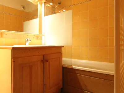 Salle de bains dans l'établissement Appartement spacieux pour 6 avec balcon et parking - FR-1-508-111