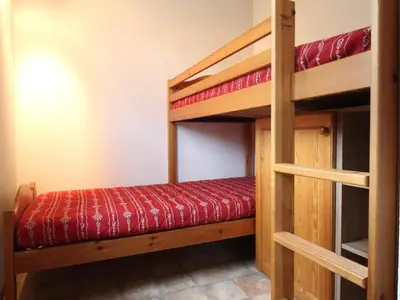 Un ou plusieurs lits dans un hébergement de l'établissement Appartement spacieux pour 6 avec balcon et parking - FR-1-508-111