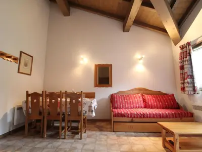 Coin salon dans l'établissement Appartement spacieux pour 6 avec balcon et parking - FR-1-508-111
