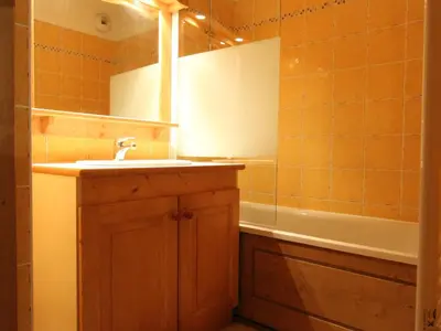 Salle de bains dans l'établissement Appartement spacieux 6 pers avec parking au pied des pistes à Lanslevillard - FR-1-508-113