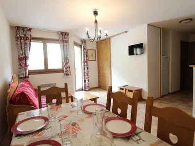 Télévision ou salle de divertissement dans l'établissement Appartement spacieux 6 pers avec parking au pied des pistes à Lanslevillard - FR-1-508-113