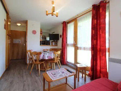 Télévision ou salle de divertissement dans l'établissement Appartement cosy 4 pers avec balcon et WIFI au pied des pistes - FR-1-508-123