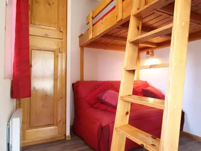 Un ou plusieurs lits superposés dans un hébergement de l'établissement Appartement cosy 4 pers avec balcon et WIFI au pied des pistes - FR-1-508-123