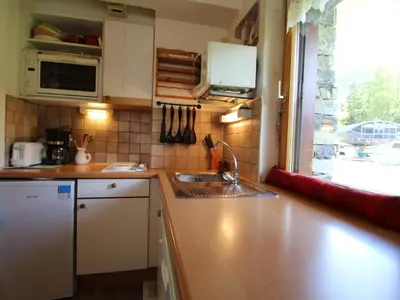 Cuisine ou kitchenette dans l'établissement Appartement cosy 4 pers avec balcon et WIFI au pied des pistes - FR-1-508-123