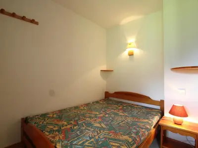 Un ou plusieurs lits dans un hébergement de l'établissement Appartement cosy 4 pers au pied des pistes, balcon et Wifi - FR-1-508-128