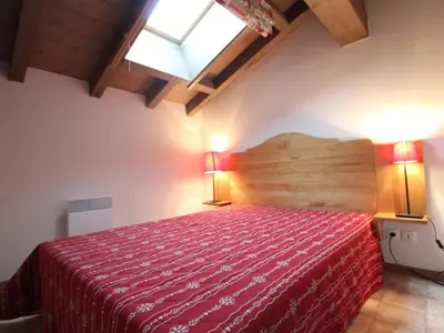 Un ou plusieurs lits dans un hébergement de l'établissement Spacieux appartement 6 pers. au pied des pistes avec parking et WIFI - FR-1-508-129