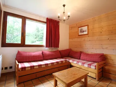Coin salon dans l'établissement Appartement cosy 5 pers. à Val Cenis Lanslevillard, proche télécabine et ESF, terrasse, wifi inclus - FR-1-508-131