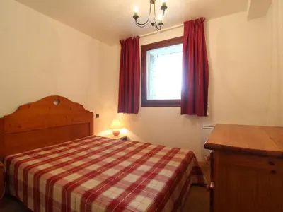 Un ou plusieurs lits dans un hébergement de l'établissement Appartement cosy 5 pers. à Val Cenis Lanslevillard, proche télécabine et ESF, terrasse, wifi inclus - FR-1-508-131