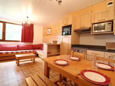 Cuisine ou kitchenette dans l'établissement Appartement cosy 5 pers. à Val Cenis Lanslevillard, proche télécabine et ESF, terrasse, wifi inclus - FR-1-508-131