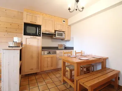 Cuisine ou kitchenette dans l'établissement Appartement cosy 5 pers. à Val Cenis Lanslevillard, proche télécabine et ESF, terrasse, wifi inclus - FR-1-508-131