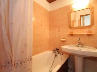 Salle de bains dans l'établissement Appartement pour 4 personnes avec balcon, proche des pistes à Val Cenis Le Haut - FR-1-508-133