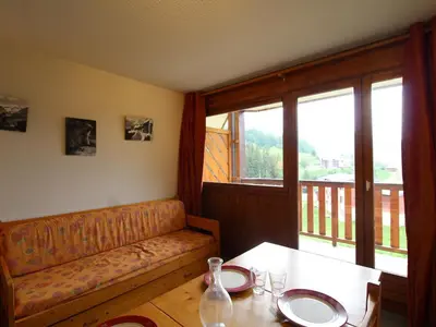 Coin salon dans l'établissement Appartement pour 4 personnes avec balcon, proche des pistes à Val Cenis Le Haut - FR-1-508-133