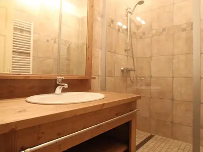 Salle de bains dans l'établissement Appartement spacieux 5 pers avec balcon et wifi à Lanslebourg - FR-1-508-146