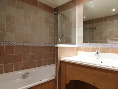 Salle de bains dans l'établissement Appartement à Val-Cenis - 4 pers, pied des pistes, piscine, balcon, parking, WiFi gratuit - FR-1-508-149