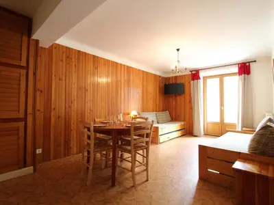 Télévision ou salle de divertissement dans l'établissement Spacieux appartement 5 pers, balcon, WiFi - Lanslebourg - FR-1-508-154