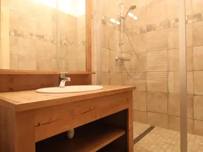 Salle de bains dans l'établissement Spacieux appartement 5 pers, balcon, WiFi - Lanslebourg - FR-1-508-154