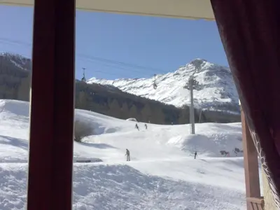 L'établissement Appartement pour 4 personnes avec balcon exposé sud au pied des pistes à Val Cenis Lanslevillard - FR-1-508-172 en hiver