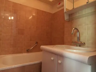 Salle de bains dans l'établissement Appartement pour 4 personnes avec balcon exposé sud au pied des pistes à Val Cenis Lanslevillard - FR-1-508-172