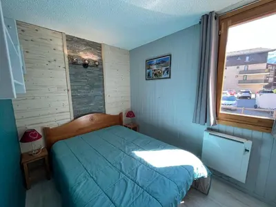 Un ou plusieurs lits dans un hébergement de l'établissement Appartement rénové 4 pers, terrasse, au pied des pistes à Val-Cenis - FR-1-508-178